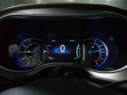 Used 2021 Chrysler Pacifica Limited w/ Uconnect Theater Family Group FWD image 29