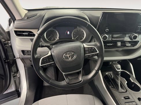 Used 2023 Toyota Highlander LE image 12