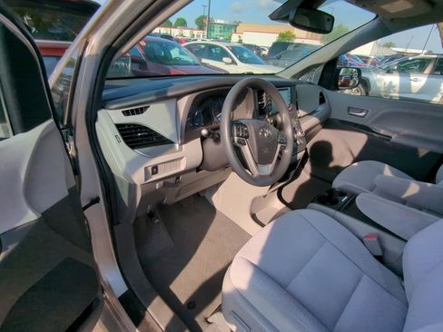 Used 2020 Toyota Sienna LE FWD image 7