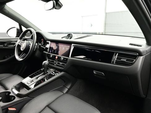 Certified 2025 Porsche Macan AWD/4WD image 17