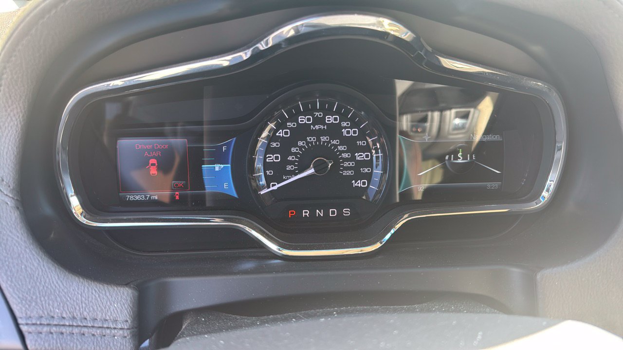 Used 2013 Lincoln MKT AWD image 4