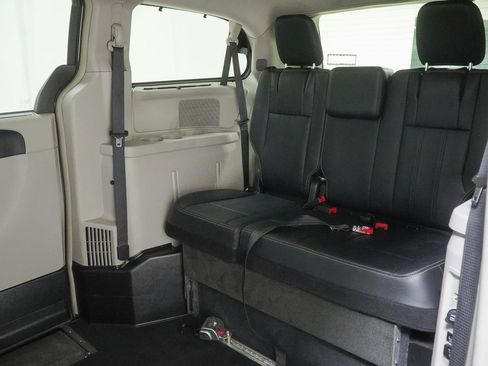 Used 2016 Chrysler Town & Country Touring w/ Driver Convenience Group FWD image 39