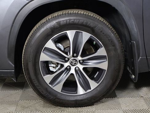 Used 2024 Toyota Highlander XLE AWD/4WD image 24