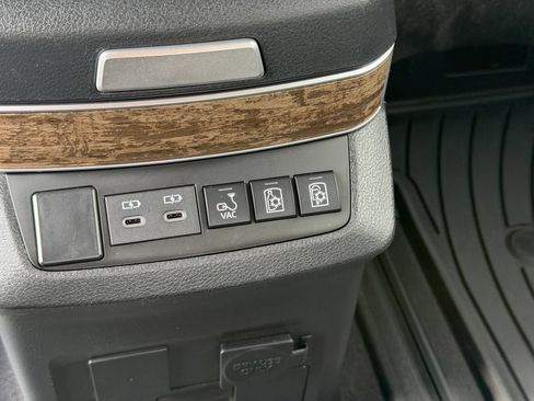 Used 2025 Toyota Sienna Platinum FWD image 29