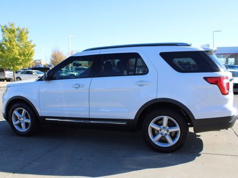 Used 2018 Ford Explorer XLT image 4