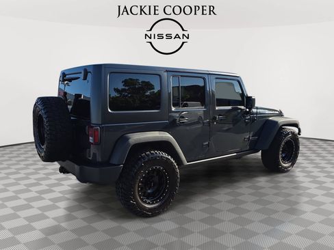 Used 2018 Jeep Wrangler Unlimited Rubicon w/ Connectivity Group AWD/4WD image 5