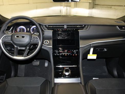 New 2025 Jeep Grand Cherokee Altitude image 8