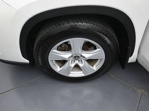 Used 2024 Toyota Highlander LE AWD/4WD image 38