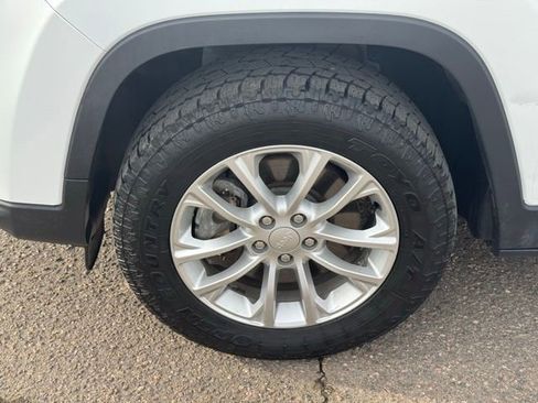 Used 2019 Jeep Cherokee Latitude w/ Popular Appearance Group image 10