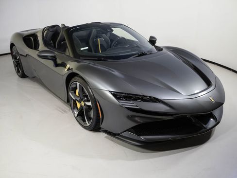 Used 2022 Ferrari SF90 Spider image 7