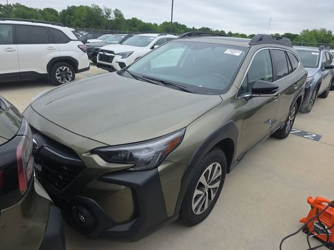 Used 2025 Subaru Outback Premium AWD/4WD image 2