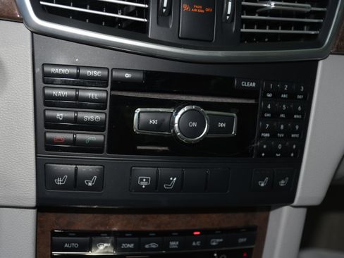 Used 2013 Mercedes-Benz E 350 4MATIC Sedan image 16