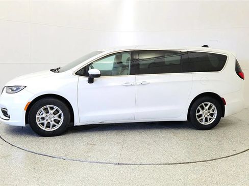 Used 2023 Chrysler Pacifica Touring-L FWD image 4