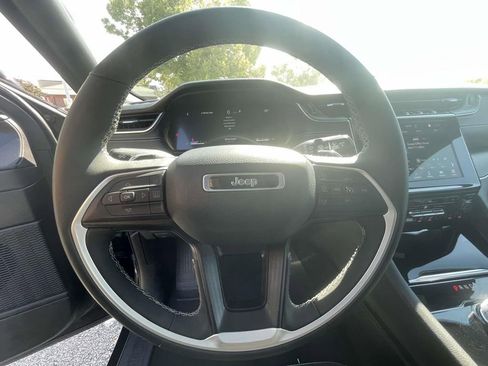 Used 2024 Jeep Grand Cherokee L Laredo image 20