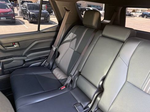 Used 2025 Toyota 4Runner Limited AWD/4WD image 31