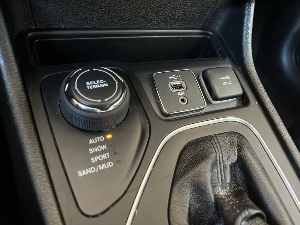 Used 2022 Jeep Cherokee Latitude Lux AWD/4WD image 38