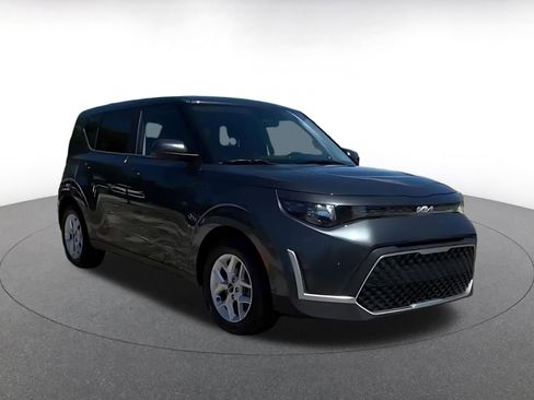 Used 2025 Kia Soul LX w/ LX Technology Package FWD image 3