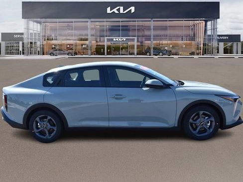 New 2026 Kia K4 LXS FWD image 2