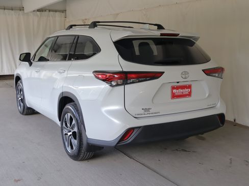 Used 2022 Toyota Highlander XLE AWD/4WD image 29
