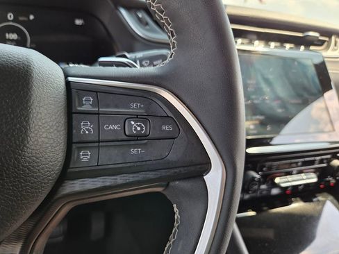 Used 2023 Jeep Grand Cherokee Altitude image 24