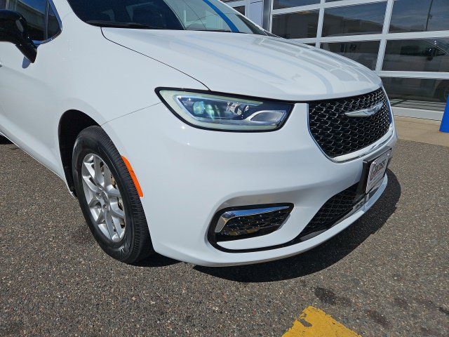 Used 2025 Chrysler Pacifica Select FWD image 10
