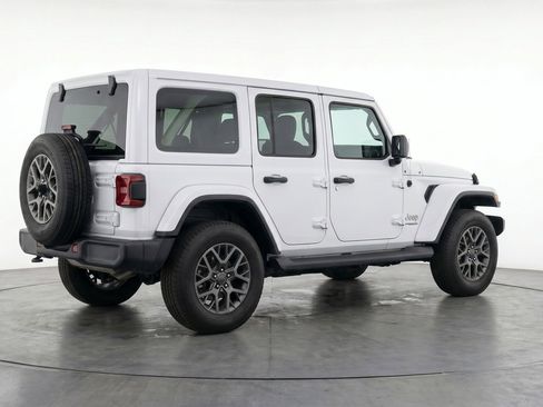Used 2025 Jeep Wrangler Sahara image 9