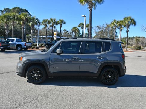 Used 2019 Jeep Renegade Latitude w/ Safety & Security Group II image 5