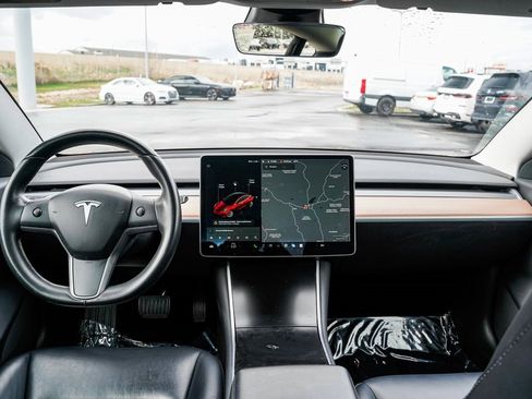 Used 2018 Tesla Model 3 Mid Range image 10