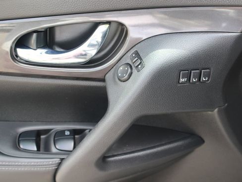 Used 2020 Nissan Rogue SV w/ Premium Package image 17