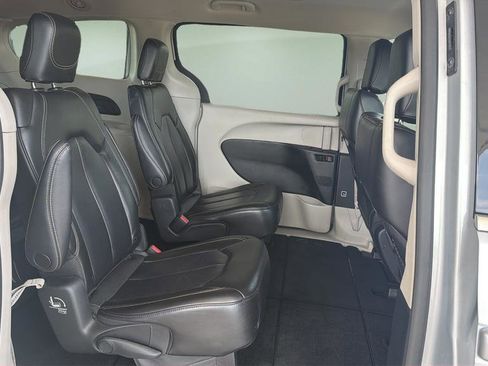 Used 2023 Chrysler Pacifica Touring-L FWD image 18