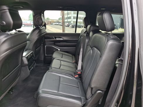 Used 2024 Jeep Wagoneer Series II w/ Flexible Seating Group AWD/4WD image 11