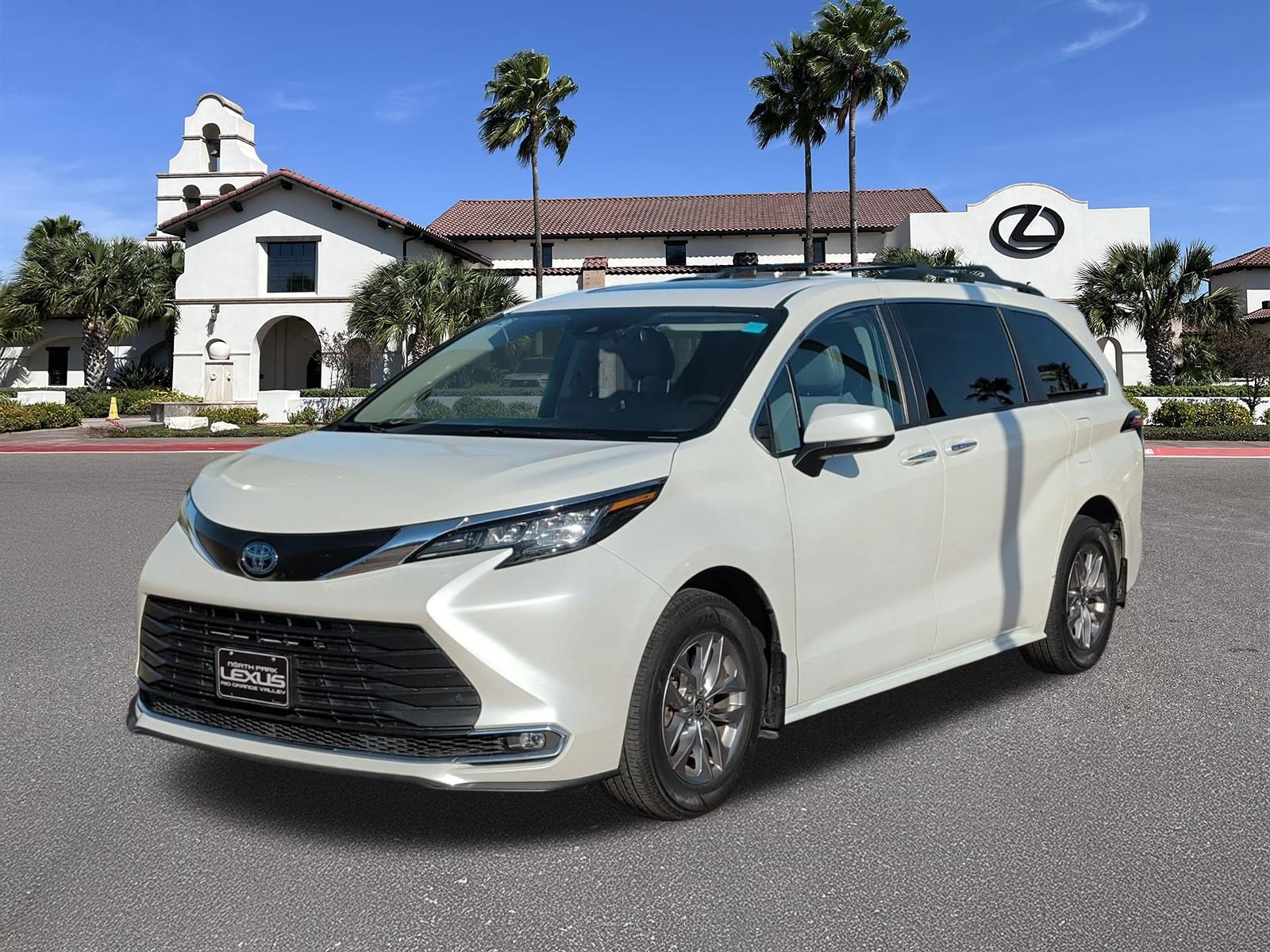 Used 2023 Toyota Sienna XLE FWD image 5