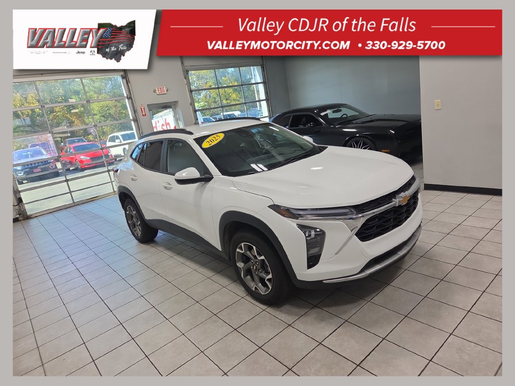 Used 2025 Chevrolet Trax LT w/ LT Convenience Package FWD image 1