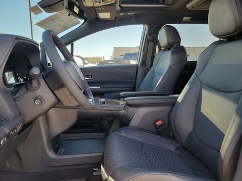 New 2025 Toyota Sienna Platinum image 12