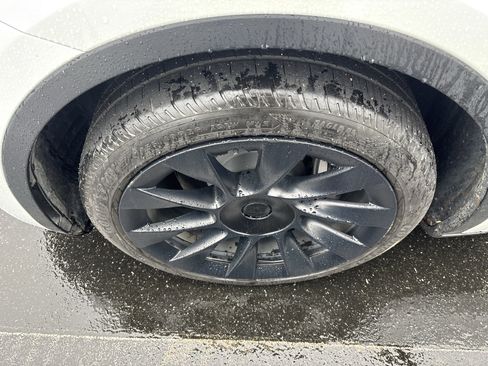 Used 2022 Tesla Model Y Long Range image 38