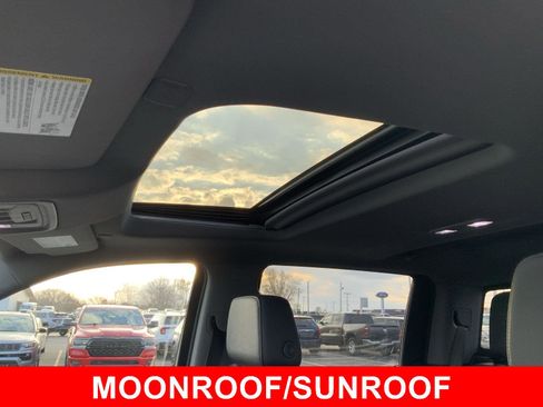 Used 2021 GMC Sierra 1500 SLT w/ SLT Premium Package image 4