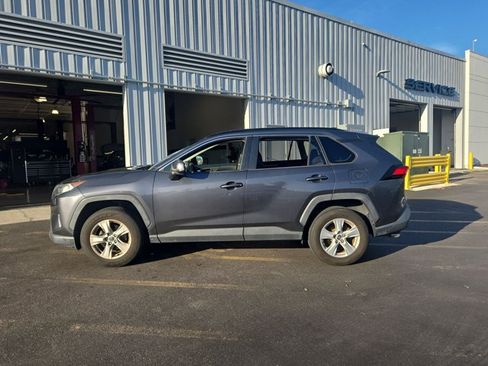 Used 2019 Toyota RAV4 XLE w/ Convenience Package FWD image 8