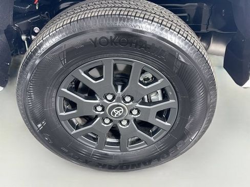 Certified 2026 Toyota 4Runner SR5 AWD/4WD image 32
