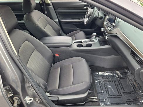 Used 2025 Nissan Altima 2.5 SV FWD image 7