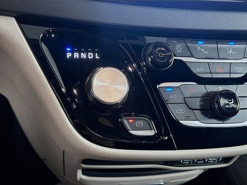 Used 2024 Chrysler Pacifica Touring-L image 24