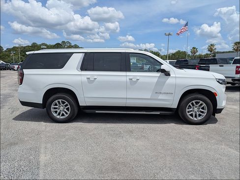 Used 2024 Chevrolet Suburban LT RWD image 9
