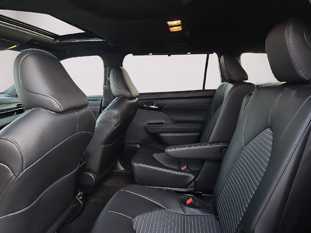 Used 2024 Toyota Highlander XSE FWD image 19