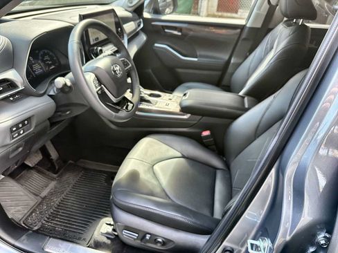 Used 2024 Toyota Highlander Platinum FWD image 11