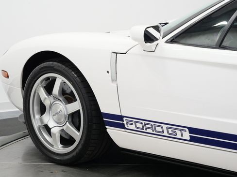 Used 2005 Ford GT RWD image 37