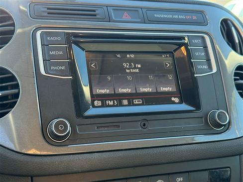 Used 2017 Volkswagen Tiguan Limited image 28