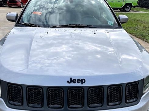 Used 2019 Jeep Compass Latitude FWD image 8