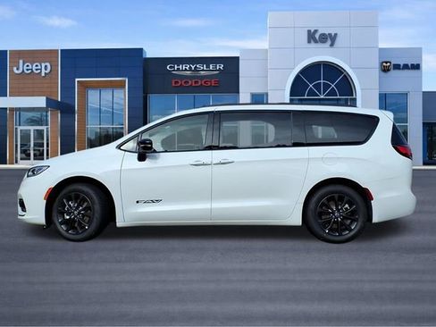 New 2025 Chrysler Pacifica Select w/ Fav Edition Package image 4