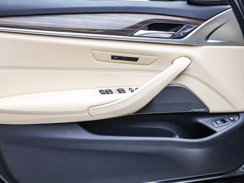 Certified 2023 BMW 530e w/ Premium Package image 21