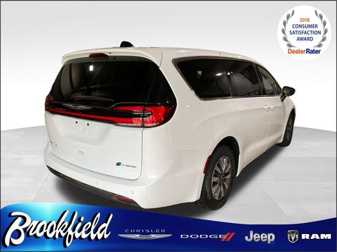 Used 2024 Chrysler Pacifica Limited FWD image 8