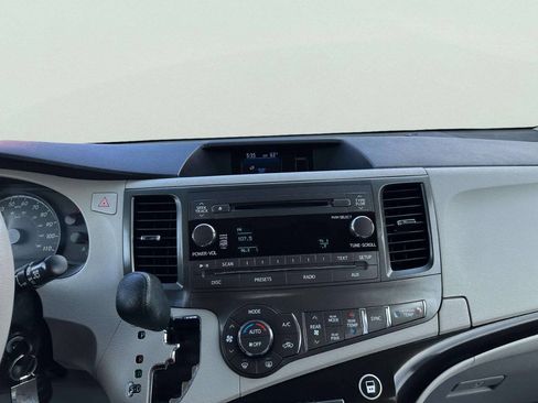 Used 2013 Toyota Sienna LE FWD image 34